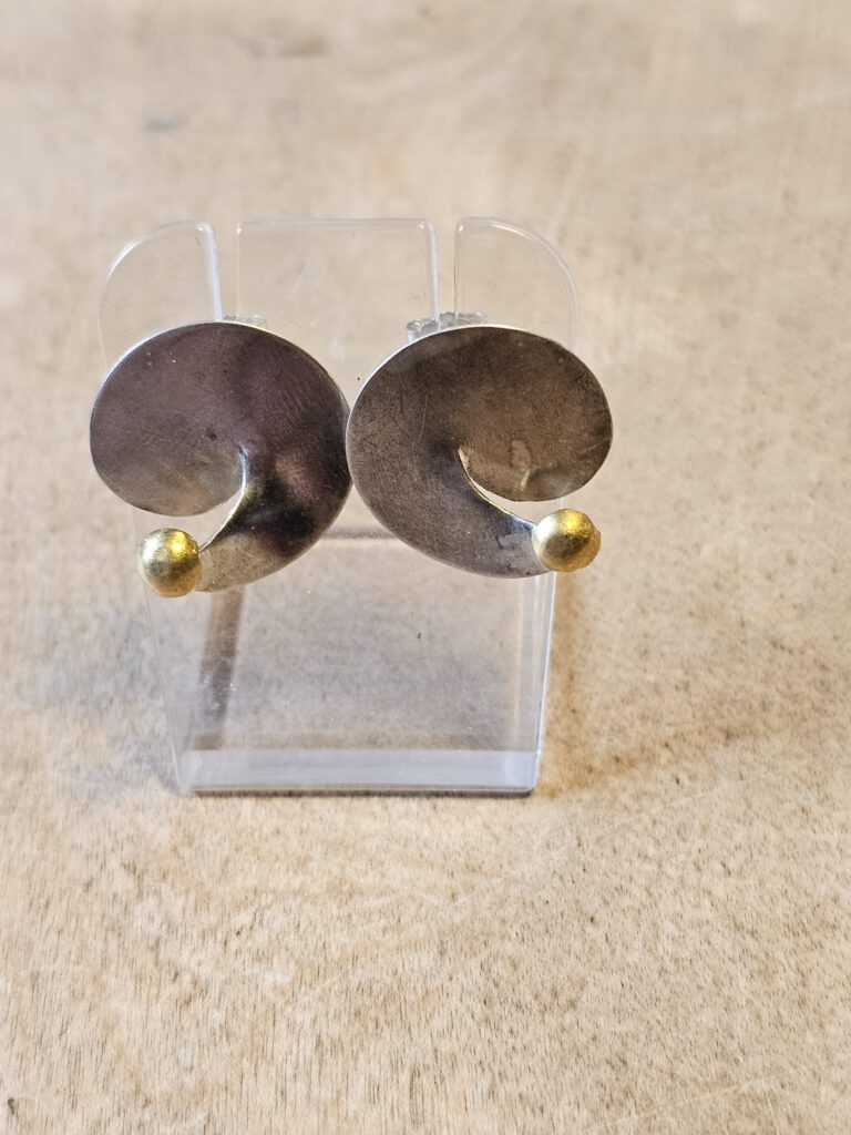 Ohrstecker mit Goldtropfen
