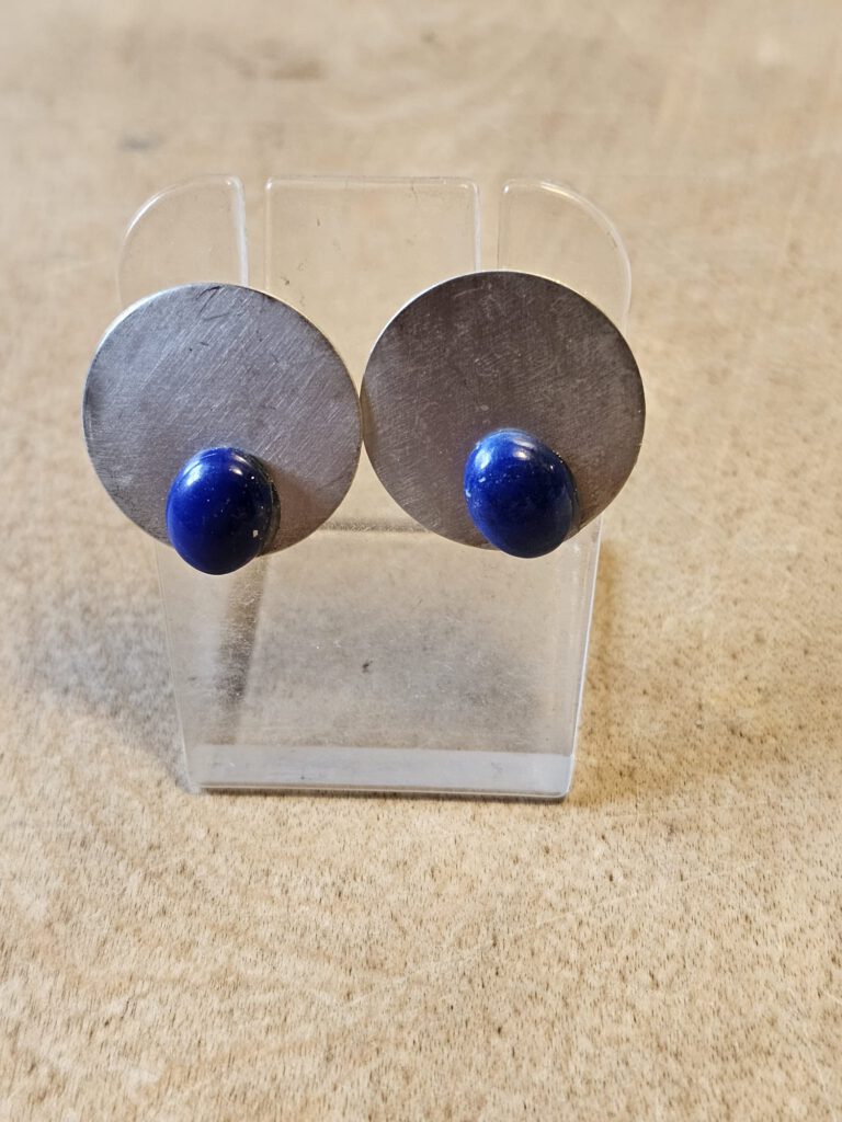 Ohrstecker mit Lapislazuli.