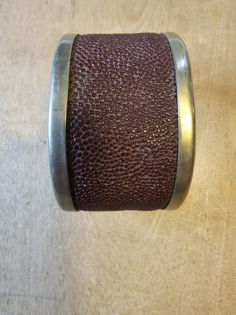 Armspange mit Rochenhaut.