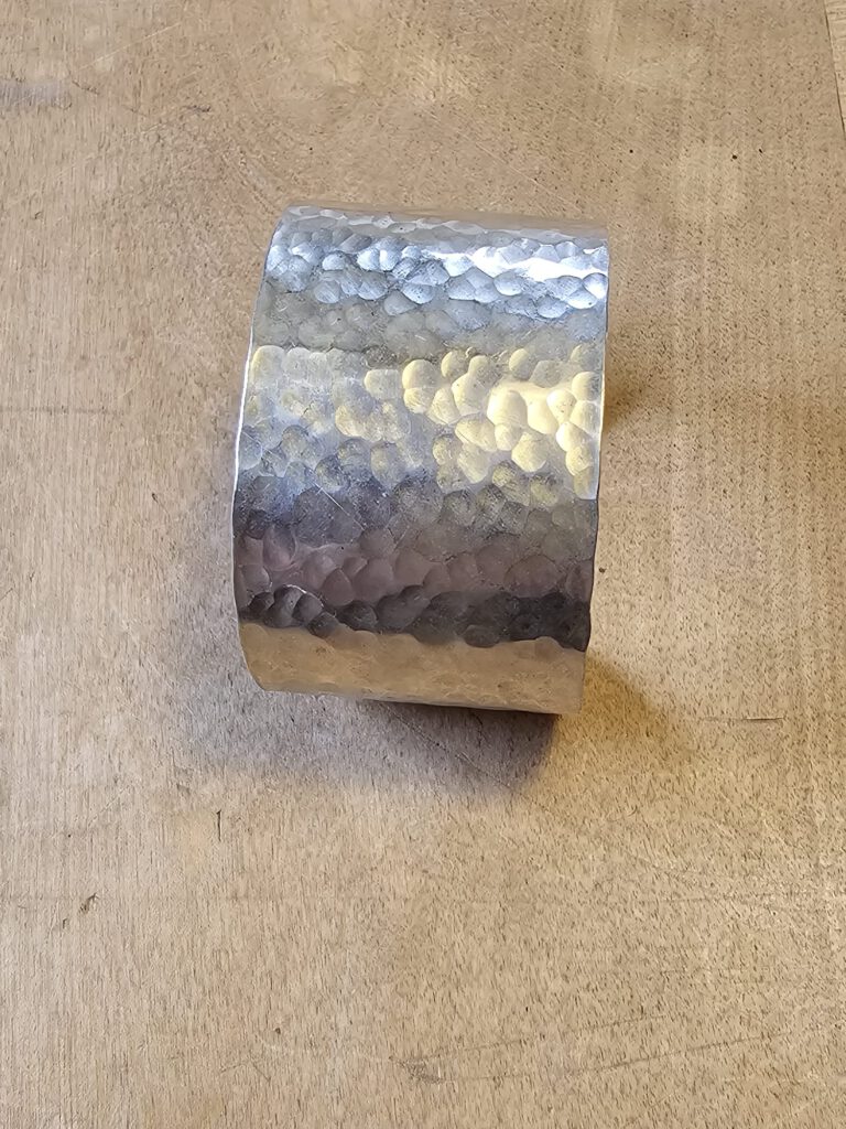 Armspange gehämmert.