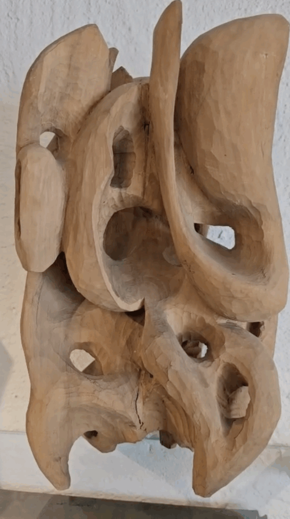 Verschlungene handgefertigte Holzfigur.