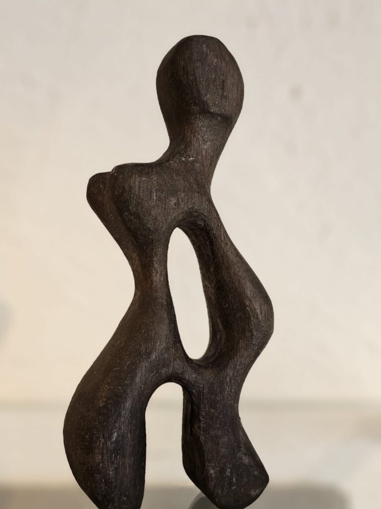 Handgeschnitzte Holzskulptur in organischer Form, gefertigt von Galerie Lerchenmüller