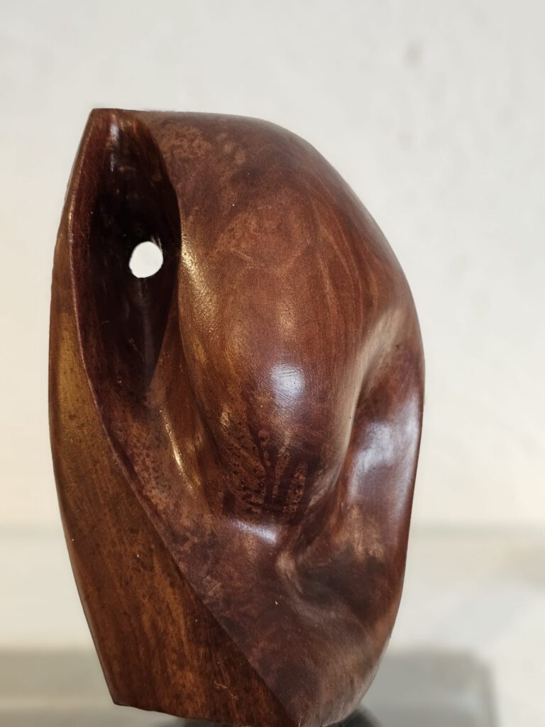 Handgeschnitzte Holzskulptur, gefertigt von Galerie Lerchenmüller