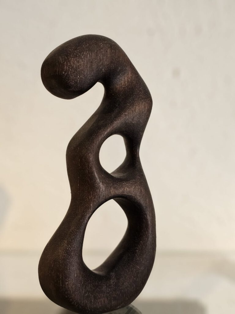 Handgeschnitzte Holzskulptur in organischer Form, gefertigt von Galerie Lerchenmüller.