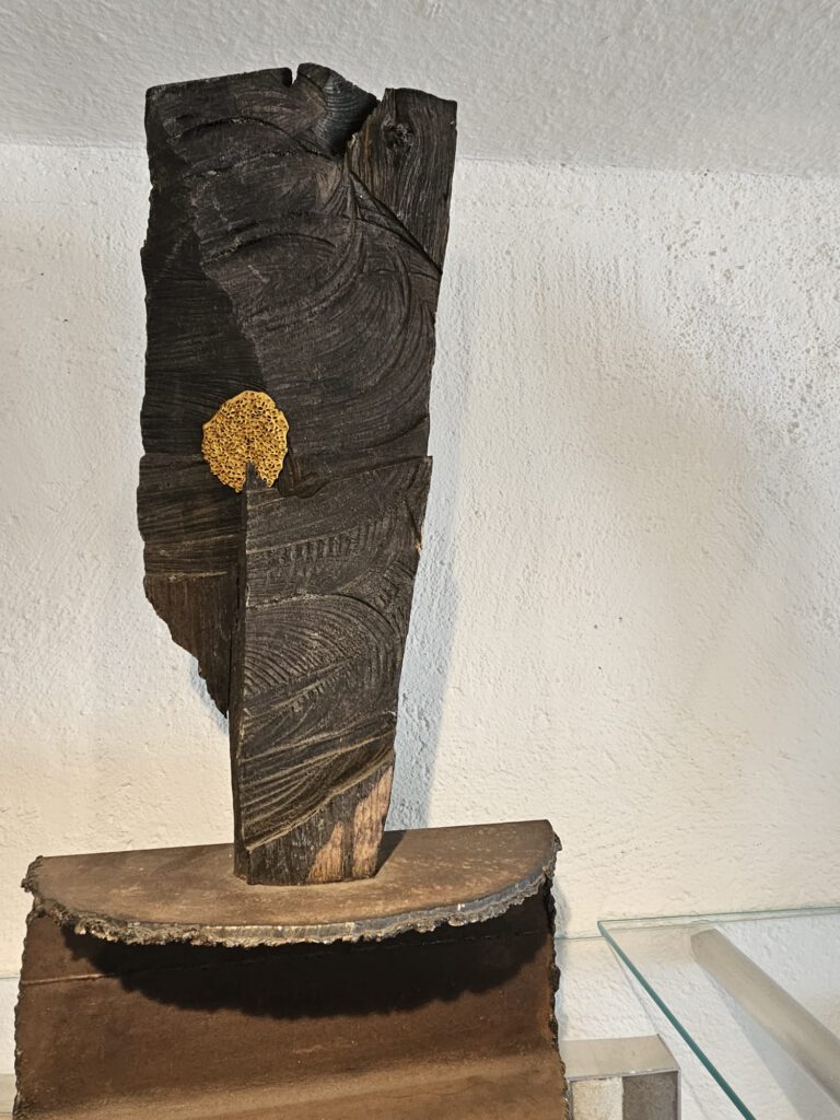 Materialmix. Einmalige Holzfigur, gefertigt von Galerie Lerchenmüller