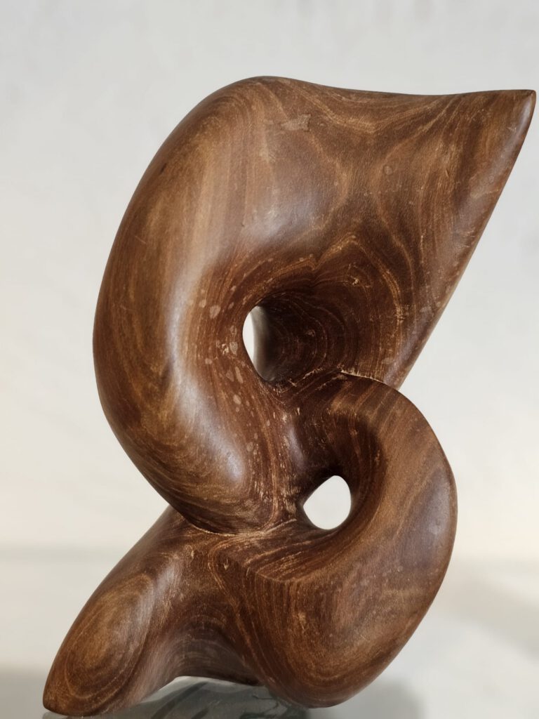 Handgeschnitzte Holzskulptur in organischer Form, gefertigt von Galerie Lerchenmüller